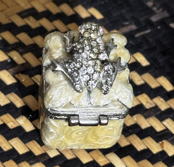 Jay Strongwater Small Hinged  Trinket Pill box With Swarovski Crystal Frog Top