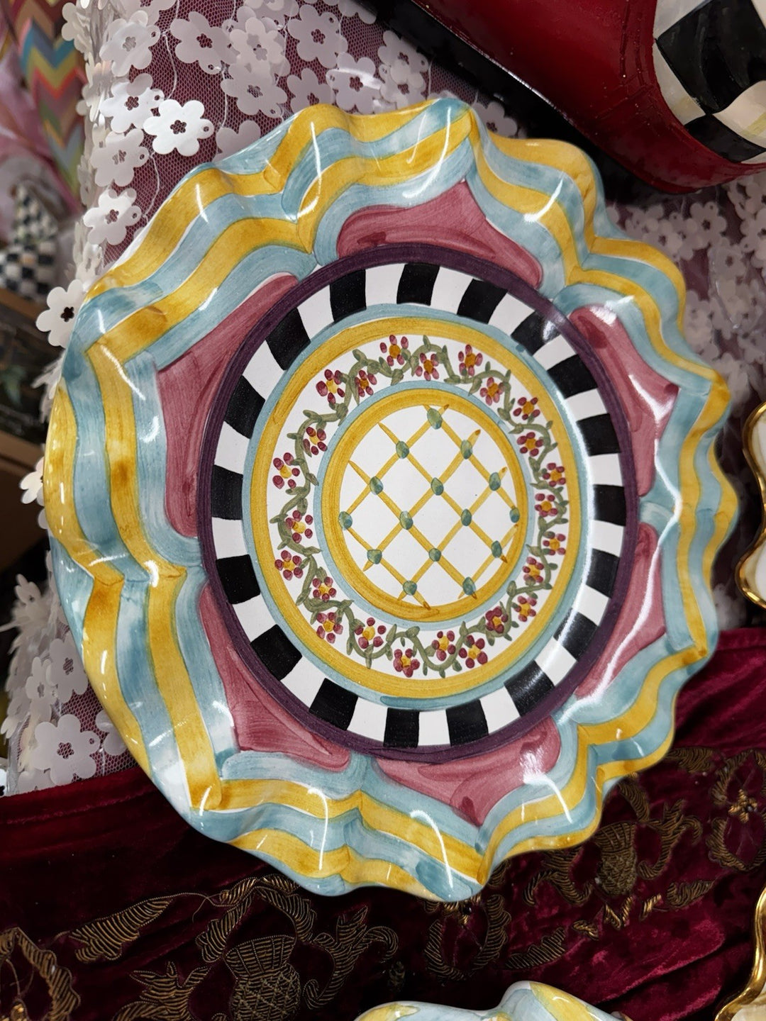 RETIRED MACKENZIE CHILDS FLUTED HITCHCOCK FIELD CERAMIC DINNER PLATE 11”