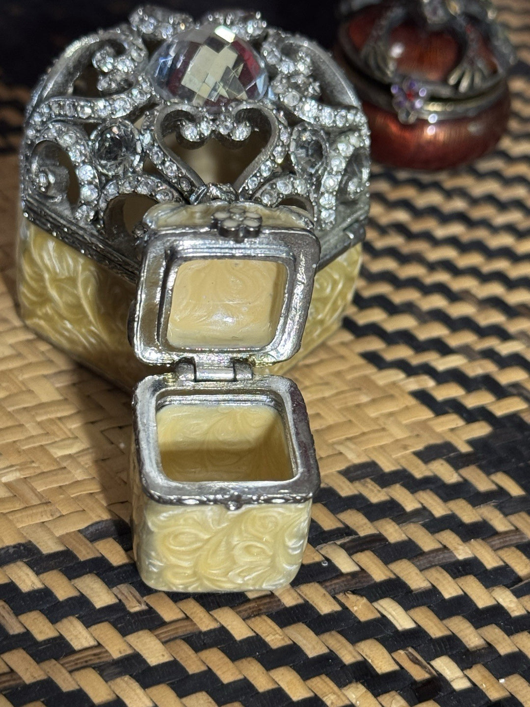 Jay Strongwater Small Hinged  Trinket Pill box With Swarovski Crystal Frog Top