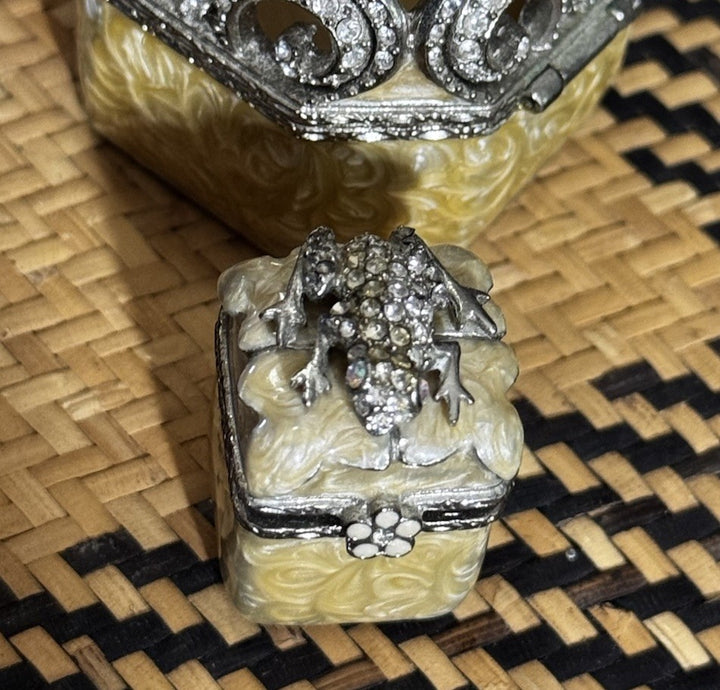 Jay Strongwater Small Hinged  Trinket Pill box With Swarovski Crystal Frog Top