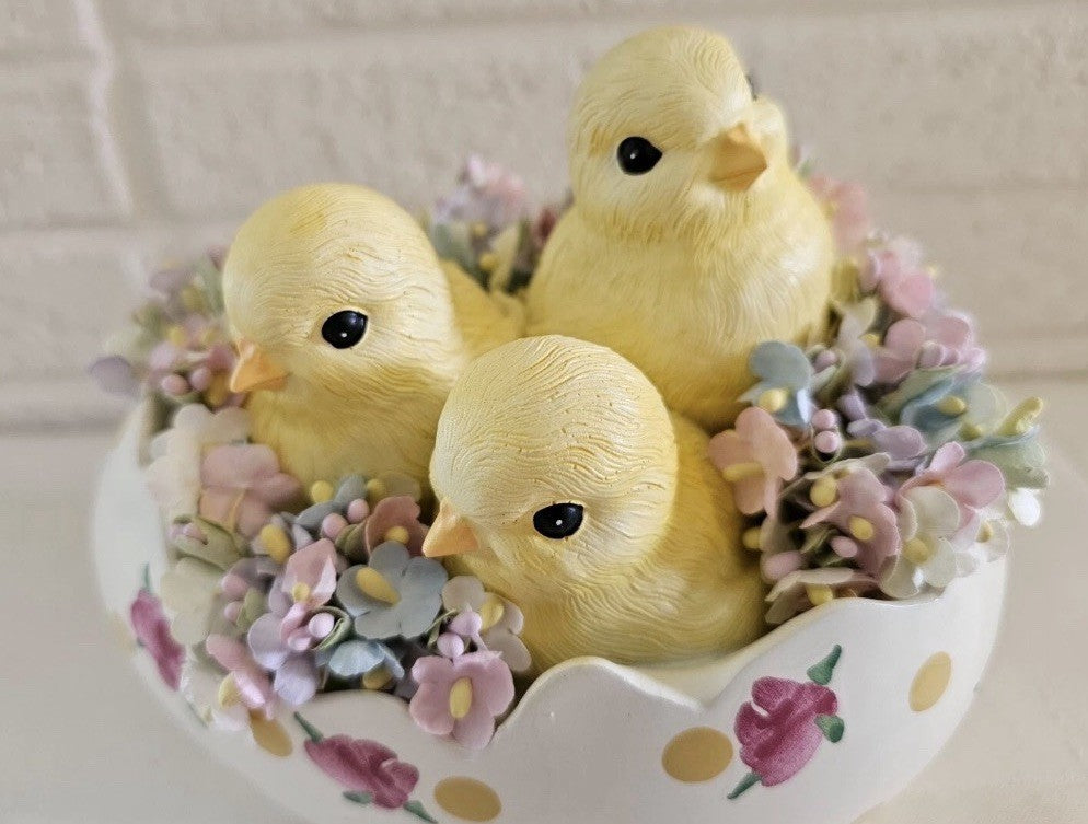 NEW Mackenzie Childs ROSE GARDEN PEEKABOO Chicks In Cracked EGG  Retired