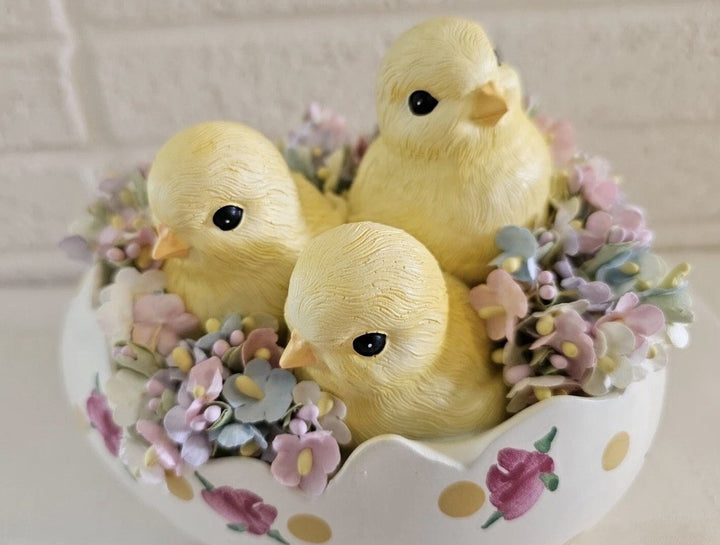 NEW Mackenzie Childs ROSE GARDEN PEEKABOO Chicks In Cracked EGG  Retired
