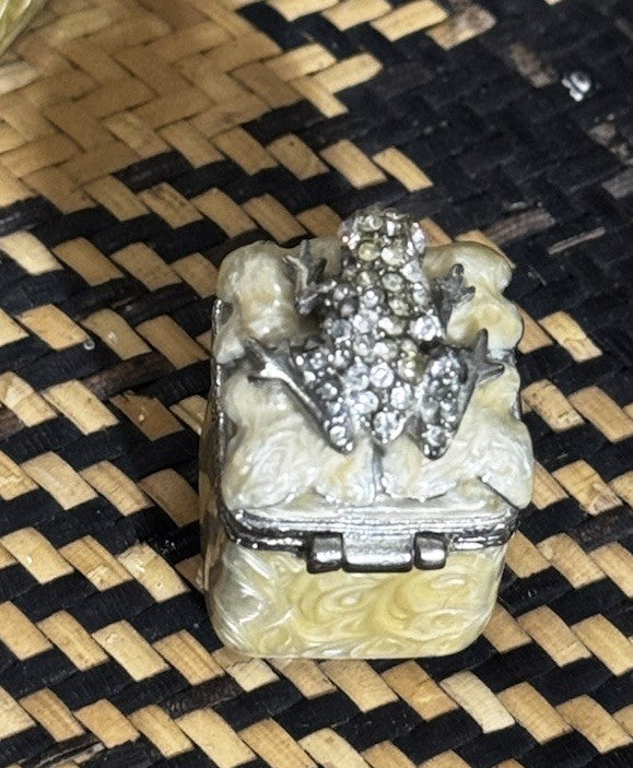 Jay Strongwater Small Hinged  Trinket Pill box With Swarovski Crystal Frog Top