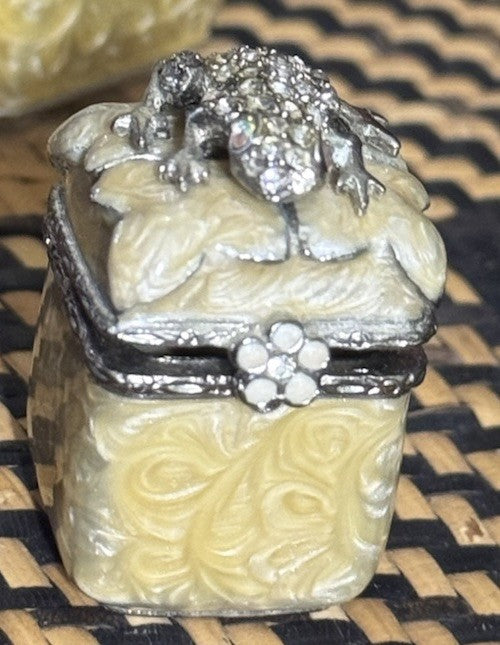 Jay Strongwater Small Hinged  Trinket Pill box With Swarovski Crystal Frog Top