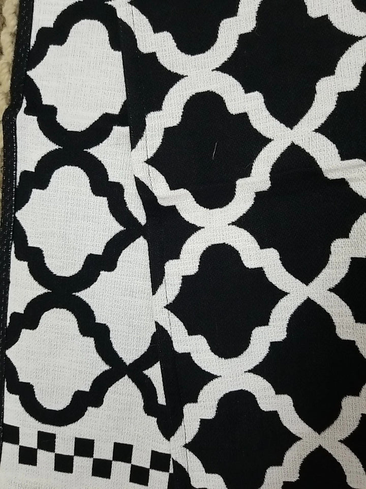 MACKENZiE CHiLDS BLACK & WHITE quatrefoil DISH TOWEL – NEW